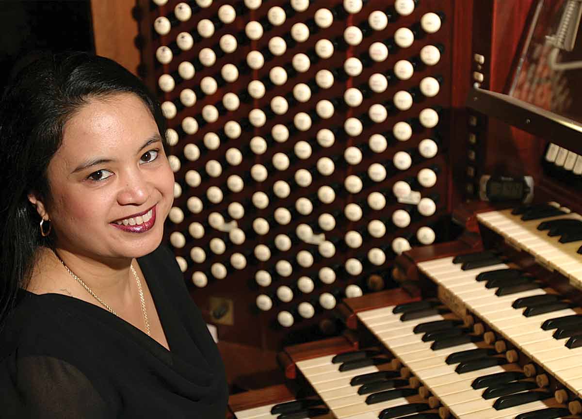 Organist Jennifer Pascual